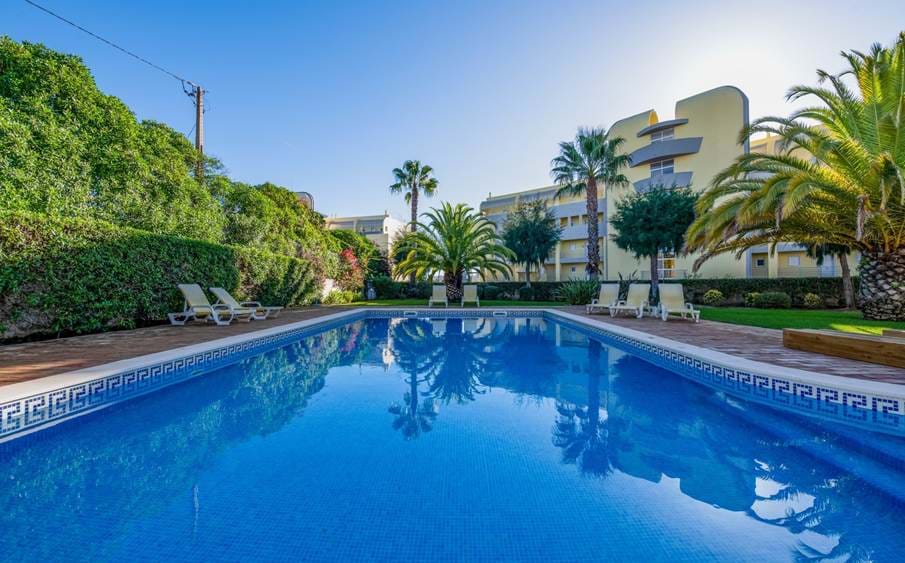 Swimming pool,Near the beach,Near the Marina,Within walking distance of the city center