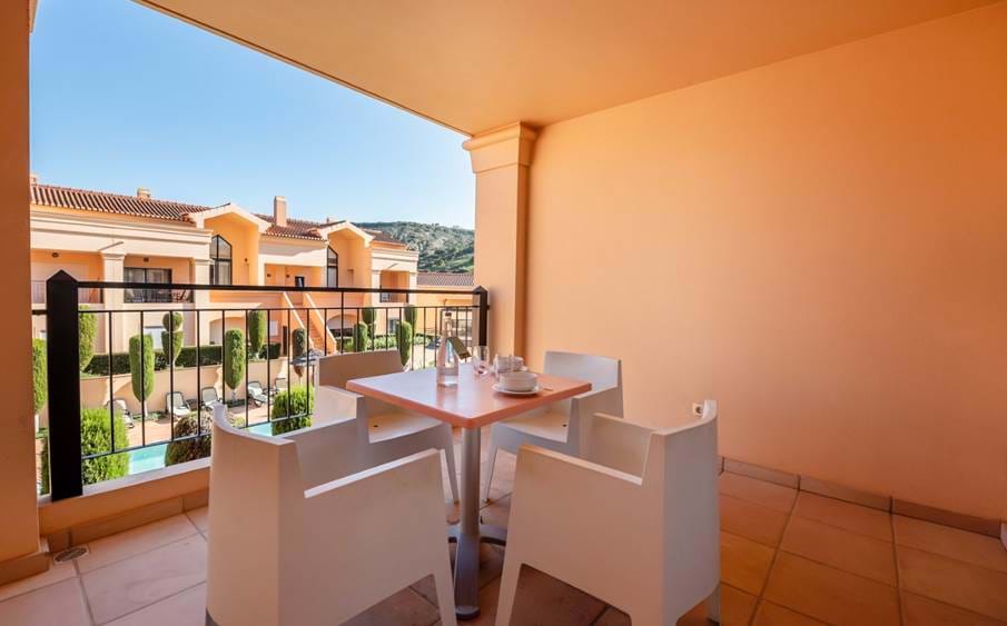 propriedade para venda,moradia com dois apartamentos,casas para venda resort,apartamentos resort algarve,comprar apartamento resort Algarve