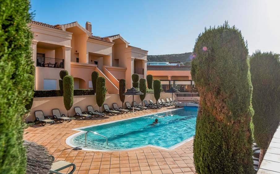 propriedade para venda,moradia com dois apartamentos,casas para venda resort,apartamentos resort algarve,comprar apartamento resort Algarve
