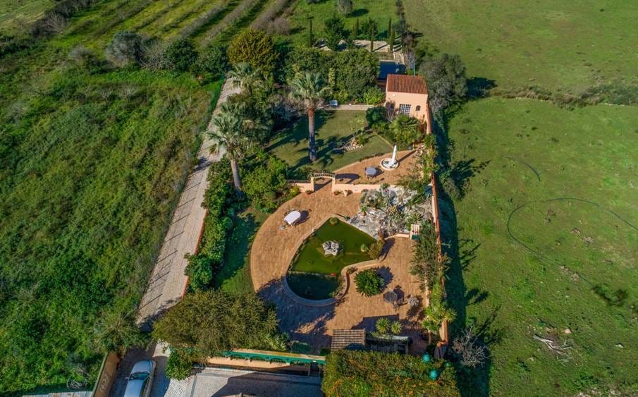Wonderful garden,A few minutes from the Golf of Palmares and meia Praia,Spectacular Villa for sale in Odiáxere
