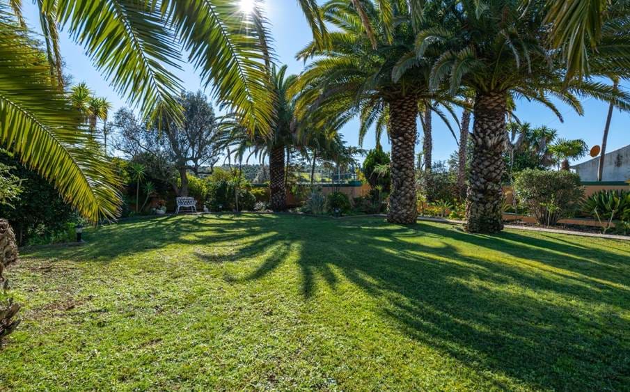 Wonderful garden,A few minutes from the Golf of Palmares and meia Praia,Spectacular Villa for sale in Odiáxere