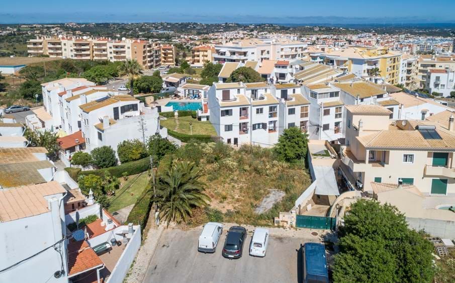 Plot for construction,With great location,Close to supermarkets and a few minutes walk from the beach of Porto de Mós