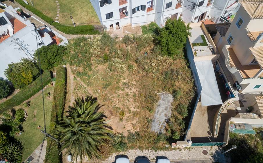 Plot for construction,With great location,Close to supermarkets and a few minutes walk from the beach of Porto de Mós