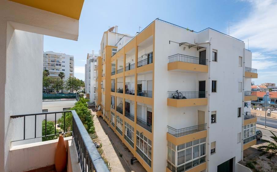 Good location,Close to the beach and supermarkets,Possibility to use the pool