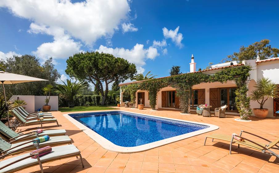 luxury ,4 bedrooms,swimming pool,quiet,one level property,colinas verdes,perfect getaway