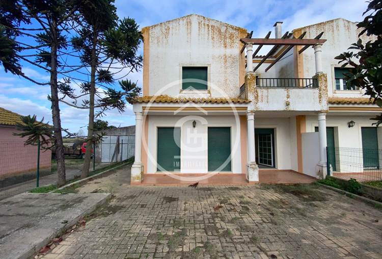 Moradia T3 inserida em condomínio privado no Frade de Baixo