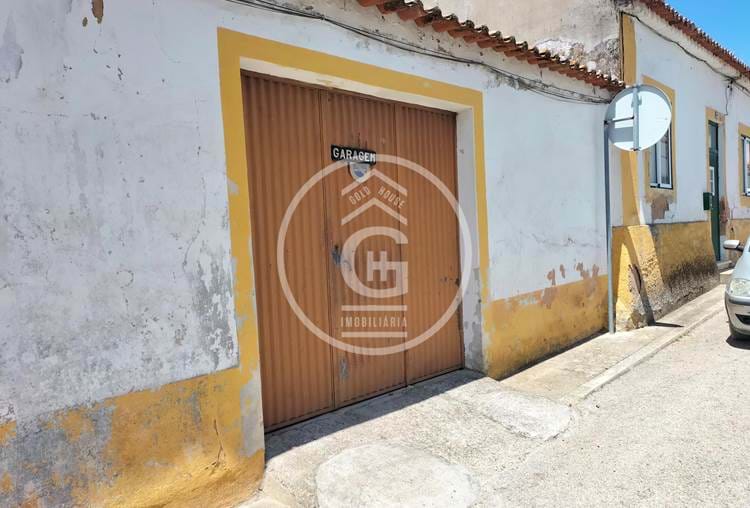 Chamusca Moradia T3 com garagens, lojas e armazém 