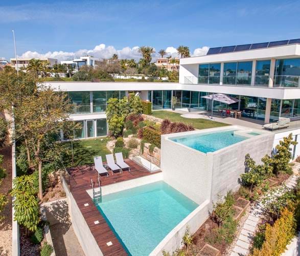 Villa com piscina, lareira no jardim, estilo americano, a beira mar em Lagos .
