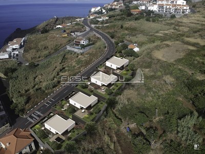 Land with 893 m2 