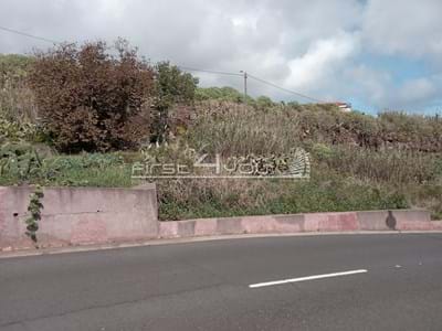 Land with 893 m2 