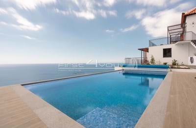 Magnificent property with unique and privileged views.
