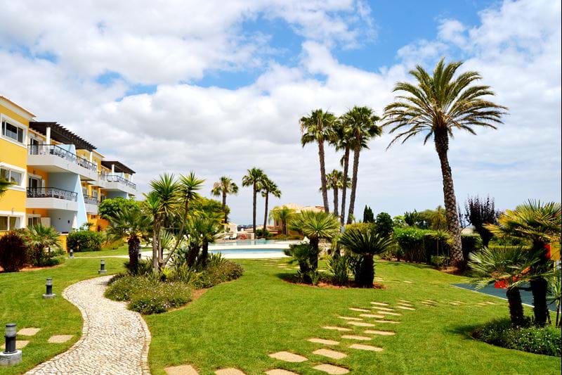  Luxury apartment, top floor, with 2 bedrooms, inserted in a private condominium with swimming pool, jacuzzi, sauna and gym, overlooking the pool, sea and Ria de Alvor!