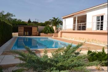 Lagos - Odiáxere - Moradia de 2+ 2, quartos situada numa bonita zona rural, calmo e tranquilo. Com piscina e estábulo convertido.