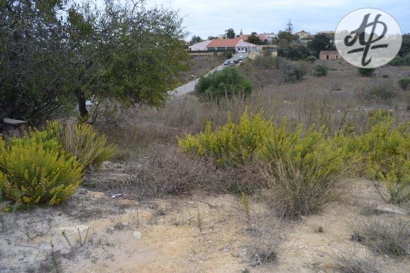 Lagos – Atalaia – Large plot of land in excellent location, with good views of the countryside and approved building project. Great opportunity to build your dream home!!