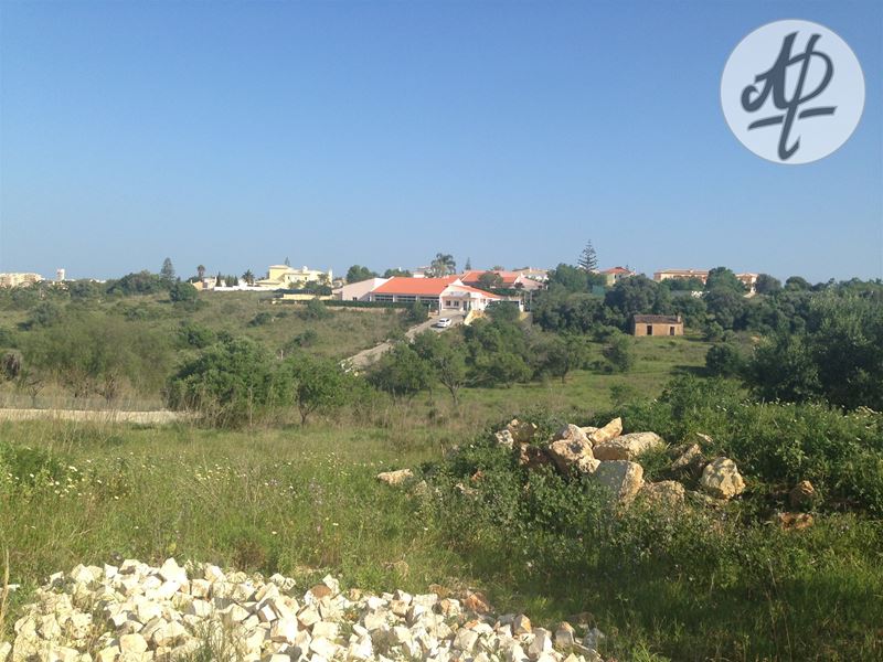 Lagos – Atalaia – Large plot of land in excellent location, with good views of the countryside and approved building project. Great opportunity to build your dream home!!