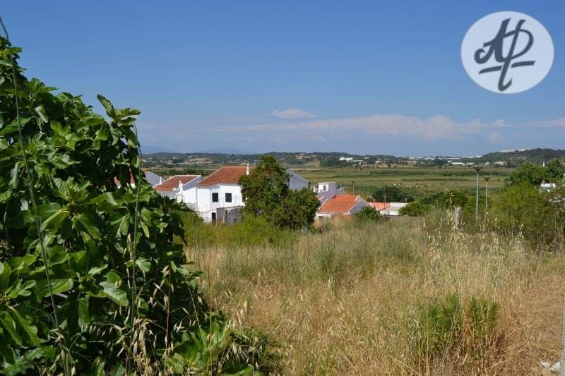 Lagos - Portelas - Opportunity to purchase  this  plot and build a large house with beautiful countryside views!