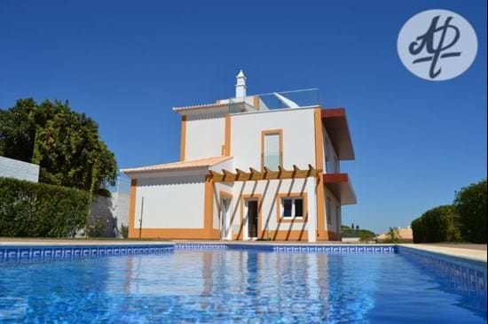 Praia da Luz – Under Construction – modern villa with high standard of quality and beautiful sea views! Must see it