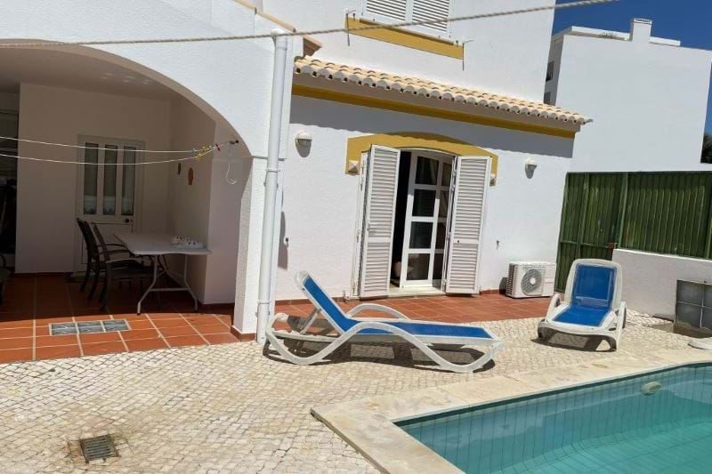 T3 Semi-detached Villa – Uptown!! Spacious T3 +1 semi-detached villa with pool and additional plot.  Within walking distance to the beach and city center!
