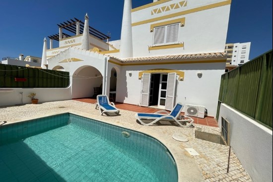 T3 Semi-detached Villa – Uptown!! Spacious T3 +1 semi-detached villa with pool and additional plot.  Within walking distance to the beach and city center!