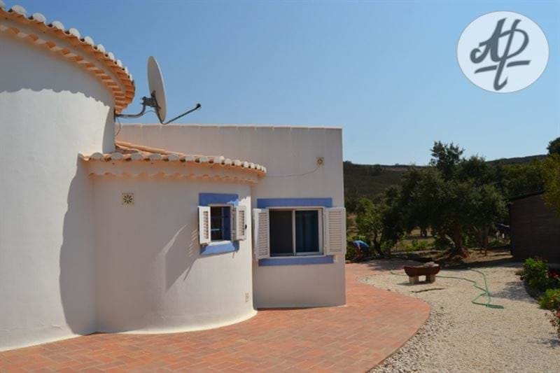 Budens–Lovely 3 bedroom rustic villa in peaceful & quiet area, with garden, 4 water wells, borehole, solar panels and panoramic views over the countryside!Perfect place to live!