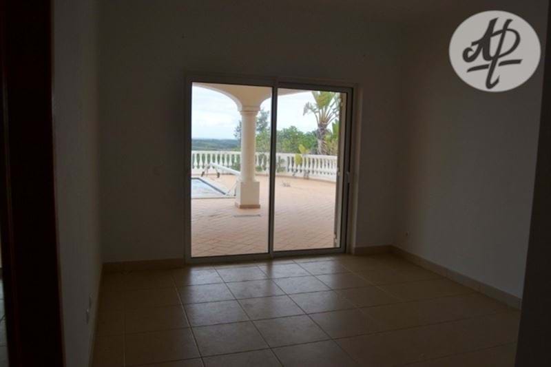 Budens – Quinta Santo António – bank reposition  Lovely Villa in Golf Resort. Very quiet and peaceful area to live!
