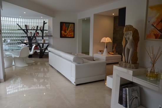 Lagos - Quartier résidentiel - Élégante et moderne villa 3 chambres orientée sud avec grandes terrasses, piscine, panneaux solaires, - design moderne