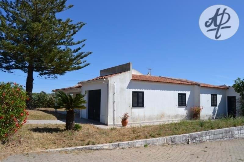 Mexilhoeira-Grande –countryside villa -Lovely rustic villa inserted in a big plot of land with fruit trees, garden& borehole. Very quiet and peaceful area to live!