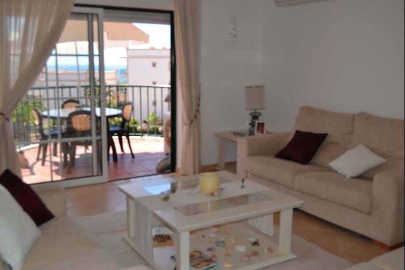 2 bedroom apartment with pool and close garage 