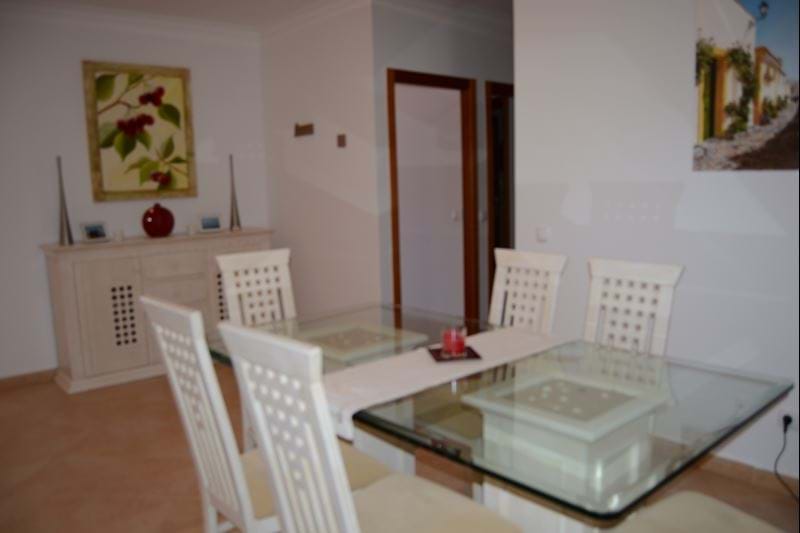2 bedroom apartment with pool and close garage 