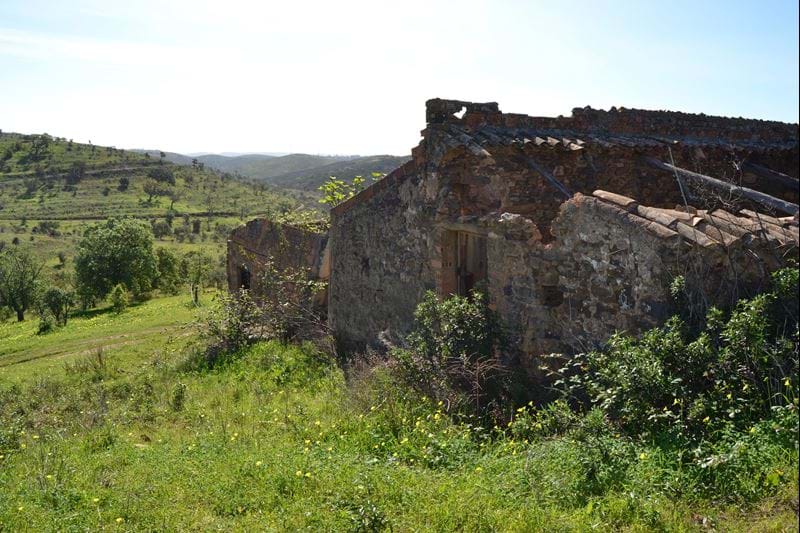 Près de Bensafrim -  Terrain situé dans une zone rurale avec une ruine de bonne taille sur une colline avec une vue panoramique fabuleuse !! Grand potentiel touristique !