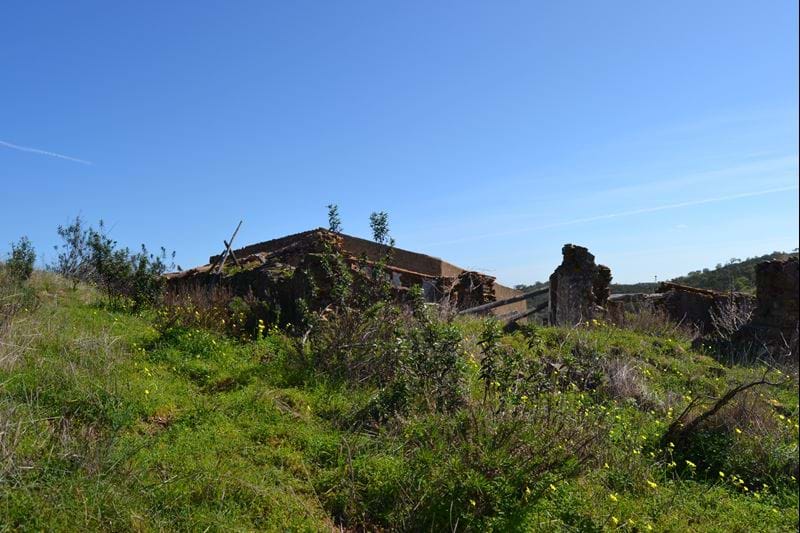 Massive plot of land located in rural area with  good size  ruin on a hill with fabulous panoramic views!!  Great tourist potential!