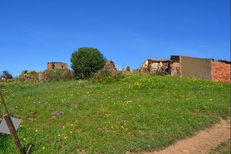 Près de Bensafrim -  Terrain situé dans une zone rurale avec une ruine de bonne taille sur une colline avec une vue panoramique fabuleuse !! Grand potentiel touristique !
