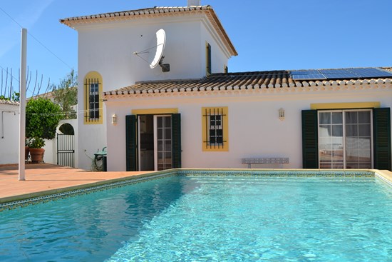 Villa de 3 chambres dans un endroit calme à la campagne, avec jardin paysager et piscine, à seulement 4 km de Lagos