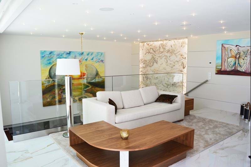 LUXURY PENTHOUSE!! With 3 bedrooms, 2 dressing rooms, 6 bathrooms, office, private Jacuzzi, 4 car garage, heated pool, fully equipped and decorated. Panoramic views!