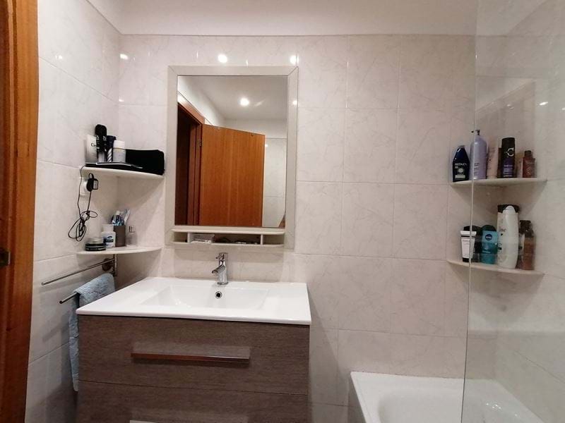 Lagos - Appartement de 2 chambres et 1 salle de bain situé dans une urbanisation résidentielle, proche de toutes commodités et à pied du centre-ville