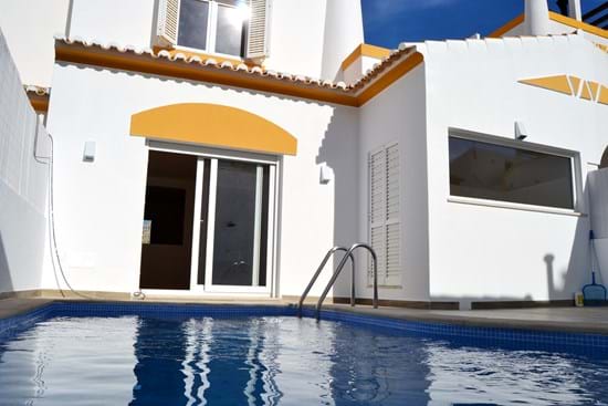 Villa jumelée entièrement rénovée, 3 chambres et 3 salles de bains, avec piscine.  A quelques pas de la ville et de la plage de Porto de Mós à vendre à Lagos - Algarve !