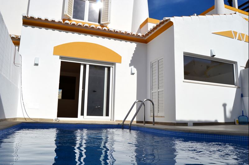 Moradia Geminada totalmente renovada, 3 quartos e 3 casas de banho, com piscina.  Apenas a uma curta distância da cidade e da praia de Porto de Mós para vender em Lagos - Algarve !