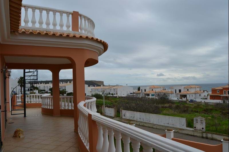 Praia da Luz - 5 quartos, 5 casas de banho, mais um  estúdio com wc, Moradia de 2 pisos com vista mar deslumbrante! Em remodelação !!