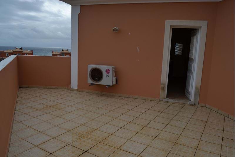 Praia da Luz - 5 quartos, 5 casas de banho, mais um  estúdio com wc, Moradia de 2 pisos com vista mar deslumbrante! Em remodelação !!