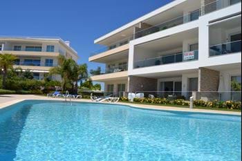 Lagos - condominium privé -Appartement de luxe avec 2 chambres, 2 salles de bains, près de la plage de Porto de mós. Piscine intérieure et piscine extérieure! Superbe!