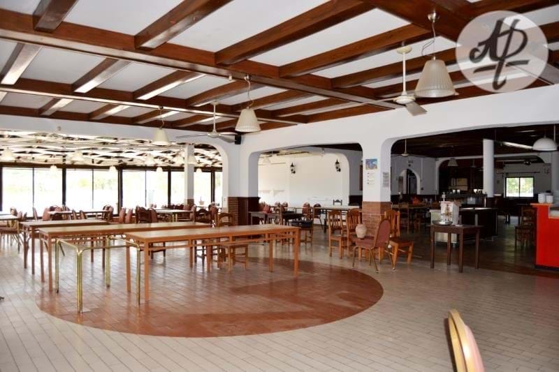 Restaurant with excellent location! Situated between Lagos and Praia da Luz. Busy pedestal area! 
