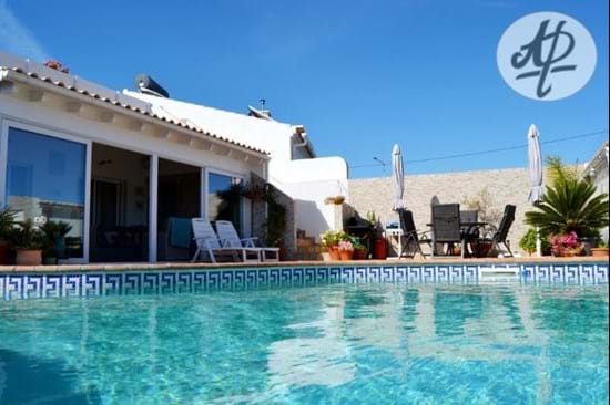 Maison de ville villa de plain-pied avec 3 chambres, cheminée, terrasse et piscine située à Espiche - Praia da Luz