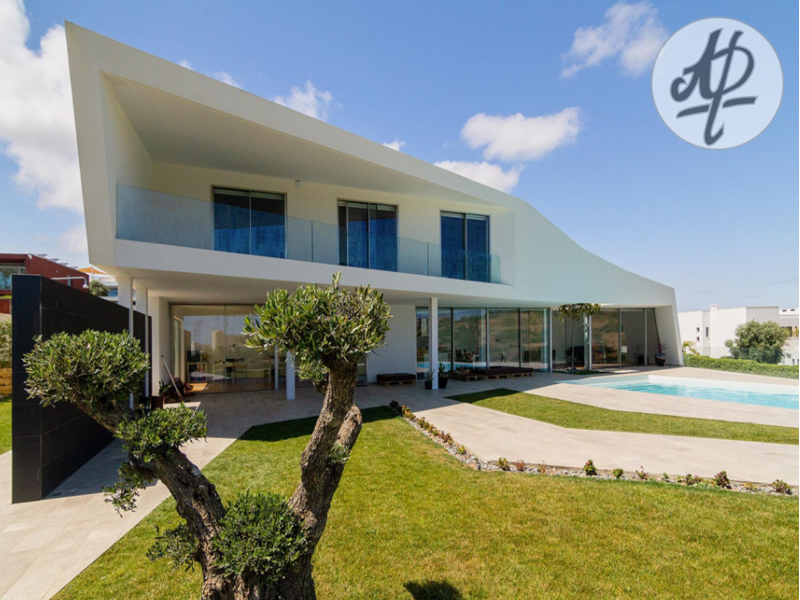 Modern, Luxury, spacious and bright 4 beds Villa, pool and garden. Villa near the sea!  