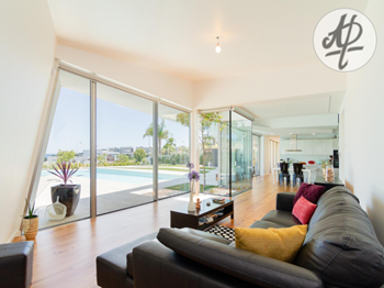 Villa moderne, luxueuse, spacieuse et lumineuse de 4 lits, piscine et jardin. Villa près de la mer !