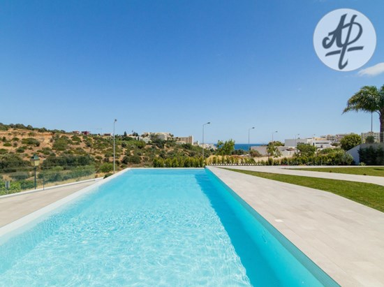 Modern, Luxury, spacious and bright 4 beds Villa, pool and garden. Villa near the sea!  