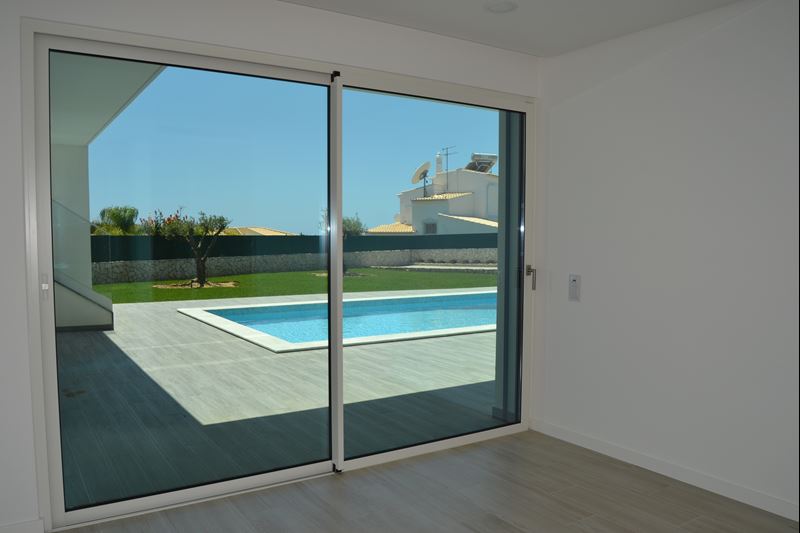 New, modern, luxury villa with 4 bedrooms, swimming pool, close to the beach and with sea view for sale in Ferragudo!