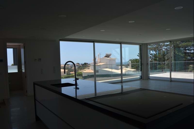 New, modern, luxury villa with 4 bedrooms, swimming pool, close to the beach and with sea view for sale in Ferragudo!