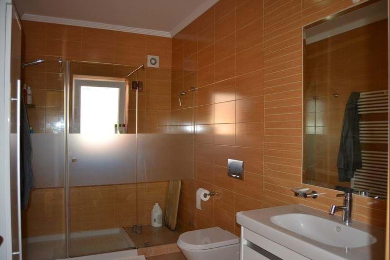 Spacious Villa with 4 Bedrooms, 4 Bathrooms, garage and pool! 