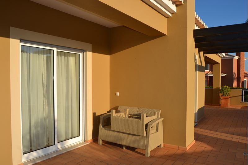 Spacious Villa with 4 Bedrooms, 4 Bathrooms, garage and pool! 
