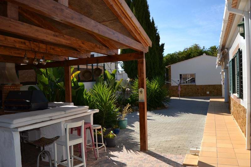 3 bedroom villa with BBQ, garden, garage, saltwater pool and terraces in Praia da Luz for sale